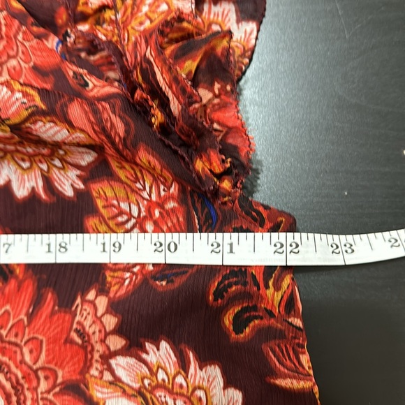 Beautiful Old Navy Top! Size large - Picture 4 of 5